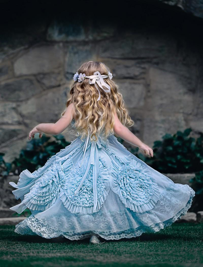 Vintage Flower Girl Wedding Dresses Halter Princess Kids Birthday Party Gowns Unique Design 3D Hand Made Flowers Lace Girls Pageant Dress