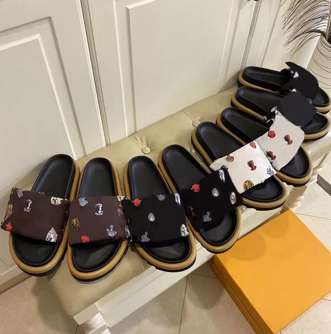 Designer Slippers Women Men Summer Velcro Slipper Pool Pillow Comfort Sandals Letter Mules Rubber Genuine Leather Bottom Size 35-40, Black
Designer Slippers Women Men Summer Velcro Slipper Pool Pillow Comfort Sandals Letter Mules Rubber Genuine Leather Bottom Size 35-40, Black