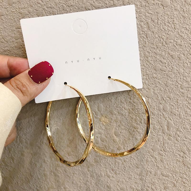 Minimalist Gold Color Metal Big Cricle Earrings Twisted Round Hollow Out Alloy Hoop Earrings for Women Femme Statement Jewelry
Minimalist Gold Color Metal Big Cricle Earrings Twisted Round Hollow Out Alloy Hoop Earrings for Women Femme Statement Jewelry