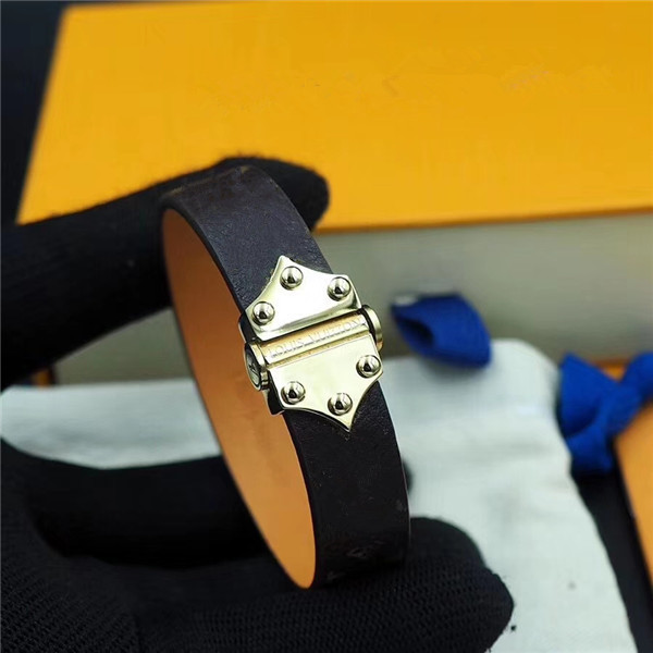 Fashion Classic letter flower leather bracelet man and women bracelet with box free shipping can be wholesale
Fashion Classic letter flower leather bracelet man and women bracelet with box free shipping can be wholesale