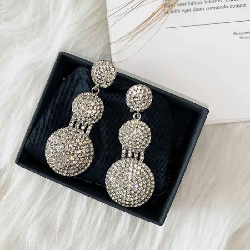 designer K store Fashion jewelry shinny Crystal Alloy Bridal Long Earrings for Women Wedding Big Earrings for Bride Bridesmaids
designer K store Fashion jewelry shinny Crystal Alloy Bridal Long Earrings for Women Wedding Big Earrings for Bride Bridesmaids