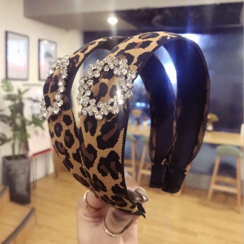 New high-end hair accessories Korean version of the leopard-print diamond super flash board wide-brimmed headband headband women
New high-end hair accessories Korean version of the leopard-print diamond super flash board wide-brimmed headband headband women
