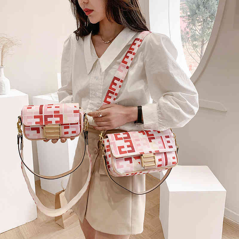 2022 Factory Wholesale handbag French stick canvas trend Pink One Shoulder Bag summer printed, Da da fen
2022 Factory Wholesale handbag French stick canvas trend Pink One Shoulder Bag summer printed, Da da fen
