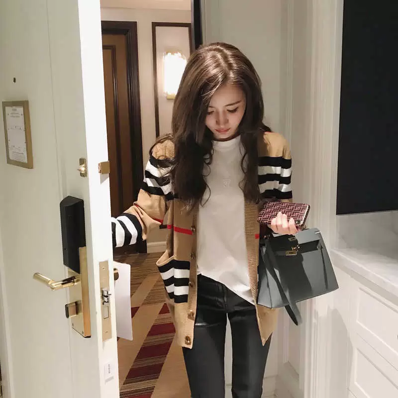 Women's sweater women jacket cashmere cardigan mid-length knitted V-neck loose striped sweater thin ladies trench coat 201127, White;black
Women's sweater women jacket cashmere cardigan mid-length knitted V-neck loose striped sweater thin ladies trench coat 201127, White;black