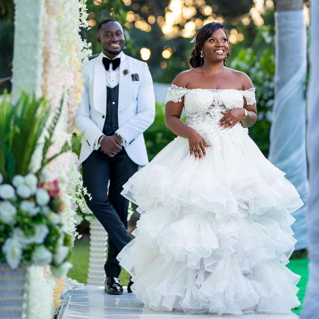 A Line Stunning Lace Wedding Dresses Off The Shoulder Neck Tiered Bridal Gowns Sweep Train Tulle Robe De Marie