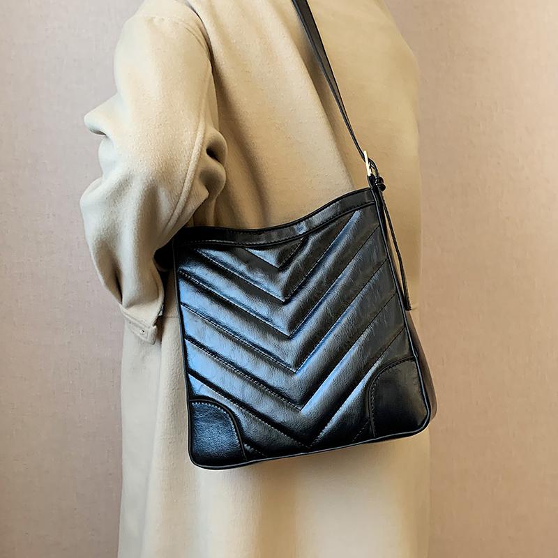 Niche Design Autumn/Winter Large-capacity Handbags New Fashion Retro Shoulder Bucket Bag Underarm Bag Dual-use Width: 25cm, Black
Niche Design Autumn/Winter Large-capacity Handbags New Fashion Retro Shoulder Bucket Bag Underarm Bag Dual-use Width: 25cm, Black