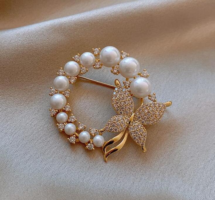 Pearl Rhinestone Wreath Butterfly Brooch for Women Baroque Trendy Elegant Circle Leaf Brooch Pins Party Wedding Gifts GC748