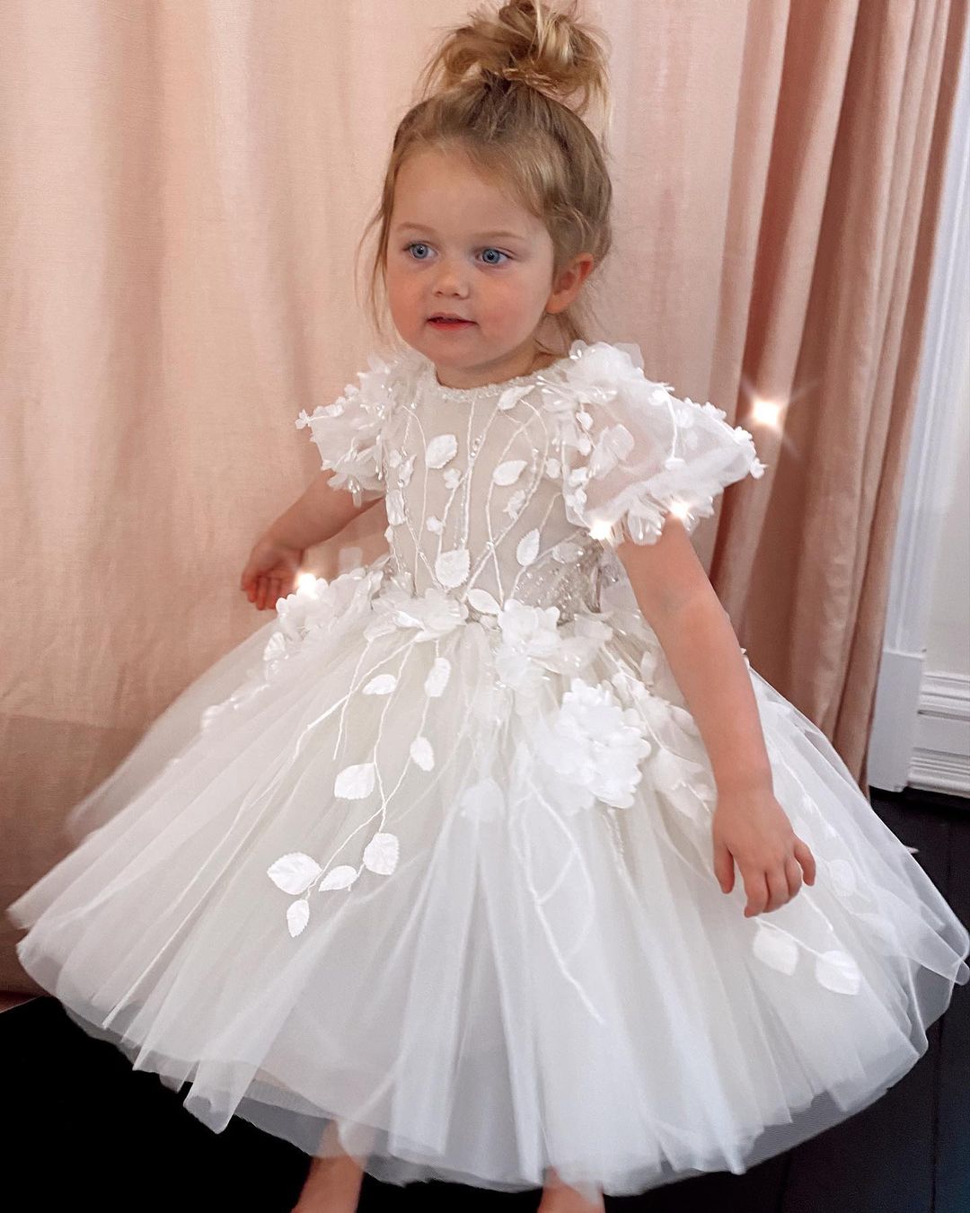 White Beaded Ball Gown Girls Pageant Dresses 3D Appliqued Short Sleeves Princess Flower Girl Dress Tea Length Tulle First Communion Gowns 326 326
