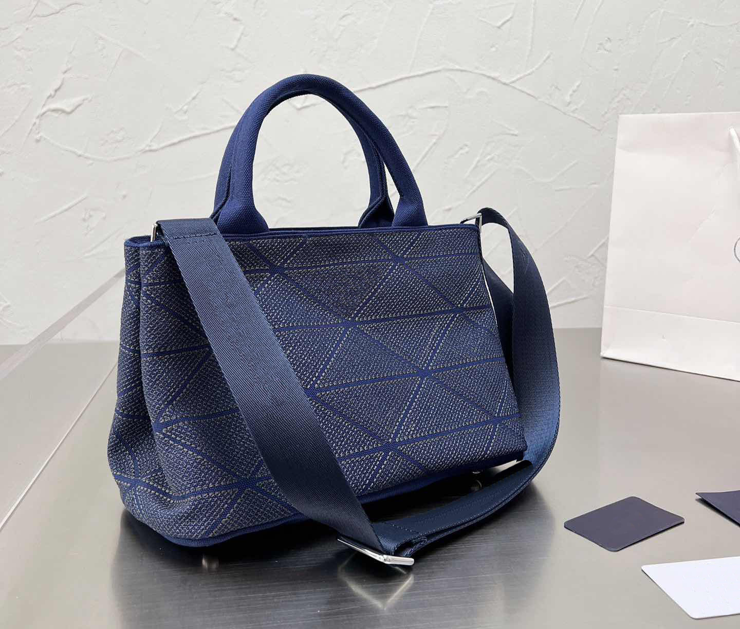 High quality handbag designer Canvas Shoulder Bag fashion classic style shopping bag spring and summer female cross body bags, Make up for price
High quality handbag designer Canvas Shoulder Bag fashion classic style shopping bag spring and summer female cross body bags, Make up for price