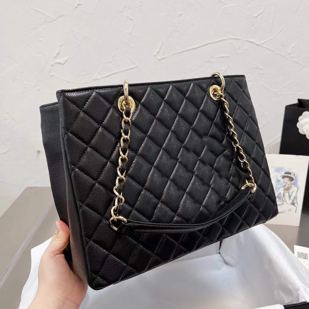 TOP Quality 2021 briefcase bags Luxurys designers Ladies high handbag Women fashion mother handbags cossbody bag purse shoulder wallet Artwork totes clutch chains, No bags
TOP Quality 2021 briefcase bags Luxurys designers Ladies high handbag Women fashion mother handbags cossbody bag purse shoulder wallet Artwork totes clutch chains, No bags