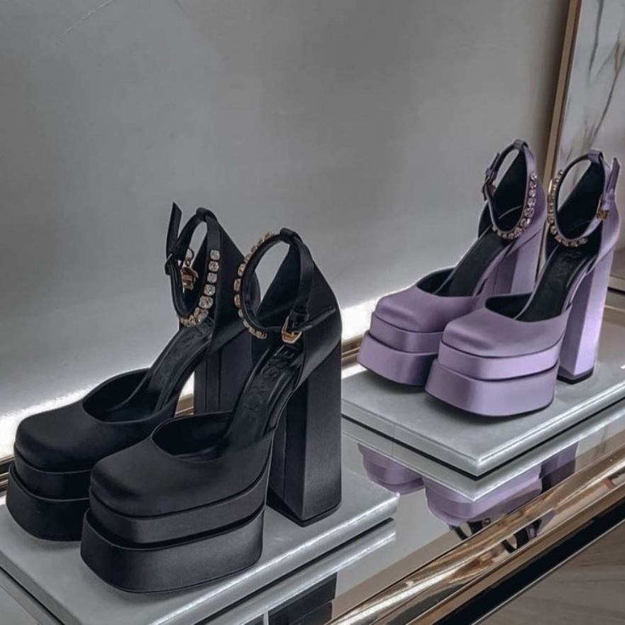 Top Quality Medusa Aevitas satin platform pumps crystals shoes Black chunky platform Heel Square toe Women Luxury Designers party block shoe factory footwear, Box+dust
Top Quality Medusa Aevitas satin platform pumps crystals shoes Black chunky platform Heel Square toe Women Luxury Designers party block shoe factory footwear, Box+dust