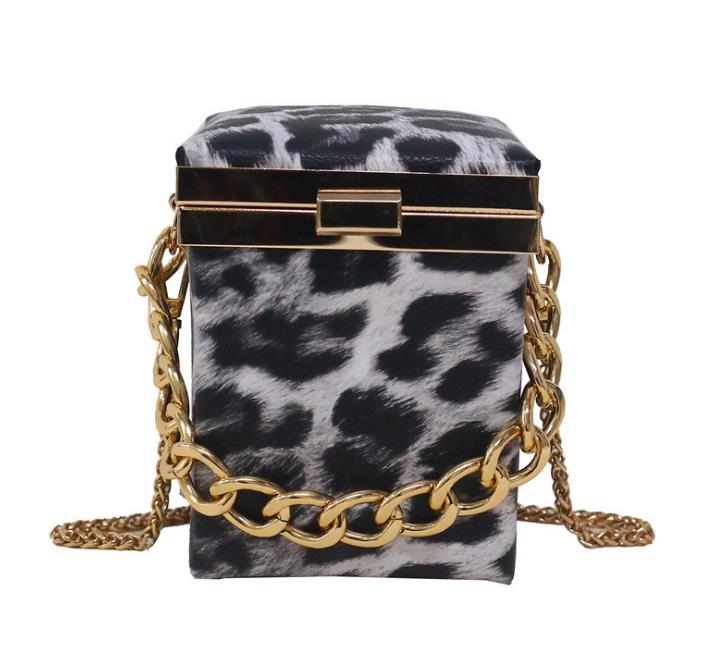 Fashion Shoulder Crossbody Bags Woman Evening Bag Trunk Shape Hot Selling Designer Bags 2020 Retro Special Parttern High Quality Popular
Fashion Shoulder Crossbody Bags Woman Evening Bag Trunk Shape Hot Selling Designer Bags 2020 Retro Special Parttern High Quality Popular