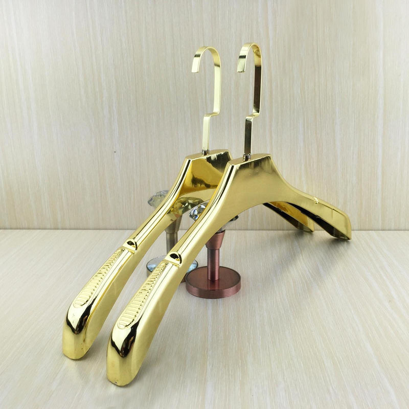 10 PcsLot High Grade Beautiful Shiny Golden Wide Shoulder Luxury Gold Plastic Clothes Hanger Rack for Coats Pants Wedding Dress T