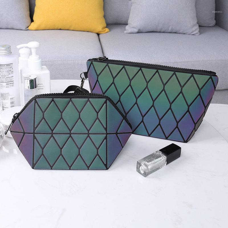 2020 New PU Diamond Shaped comestic bags women fashion Luminous Geometric purse ladies make up bag wristlets for girls1
2020 New PU Diamond Shaped comestic bags women fashion Luminous Geometric purse ladies make up bag wristlets for girls1