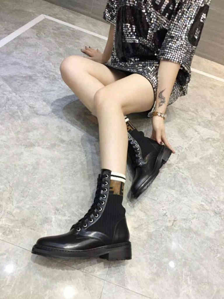 Boots cowhide stitching Fashion stretch wool tube women's boots designer luxurys outdoor non-slip sock half top quality comfortable M2OD, Style
Boots cowhide stitching Fashion stretch wool tube women's boots designer luxurys outdoor non-slip sock half top quality comfortable M2OD, Style