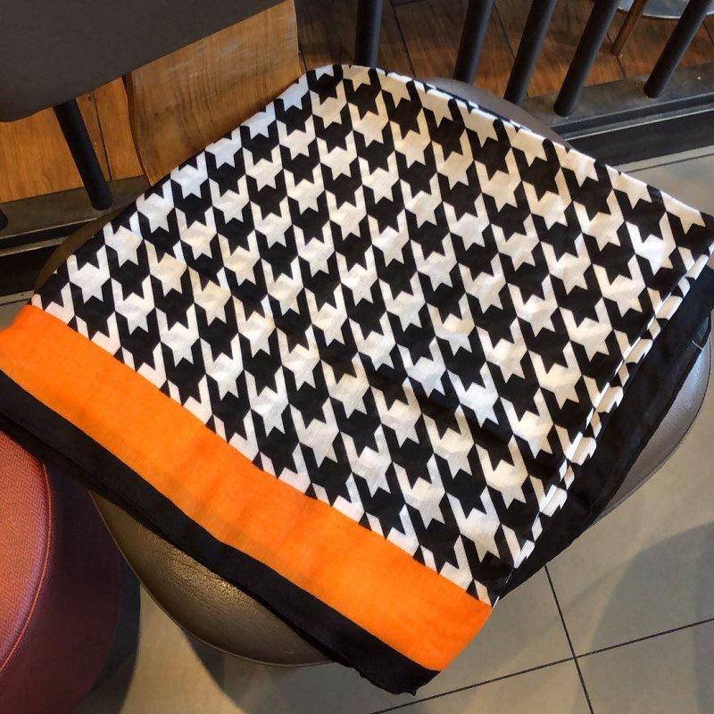 Royalmaybe Fashionable cotton houndstooth scarf spring and autumn thin shawl dual-use winter all-match factory wholesale
Royalmaybe Fashionable cotton houndstooth scarf spring and autumn thin shawl dual-use winter all-match factory wholesale