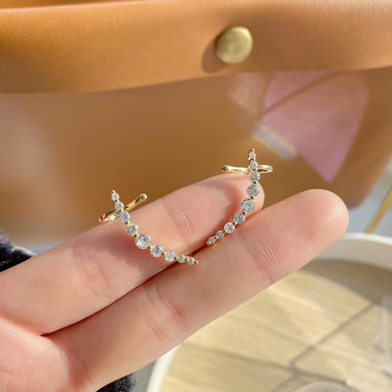 Korean new design fashion jewelry exquisite 14K real gold full zircon earrings simple line women's daily wild earrings
Korean new design fashion jewelry exquisite 14K real gold full zircon earrings simple line women's daily wild earrings