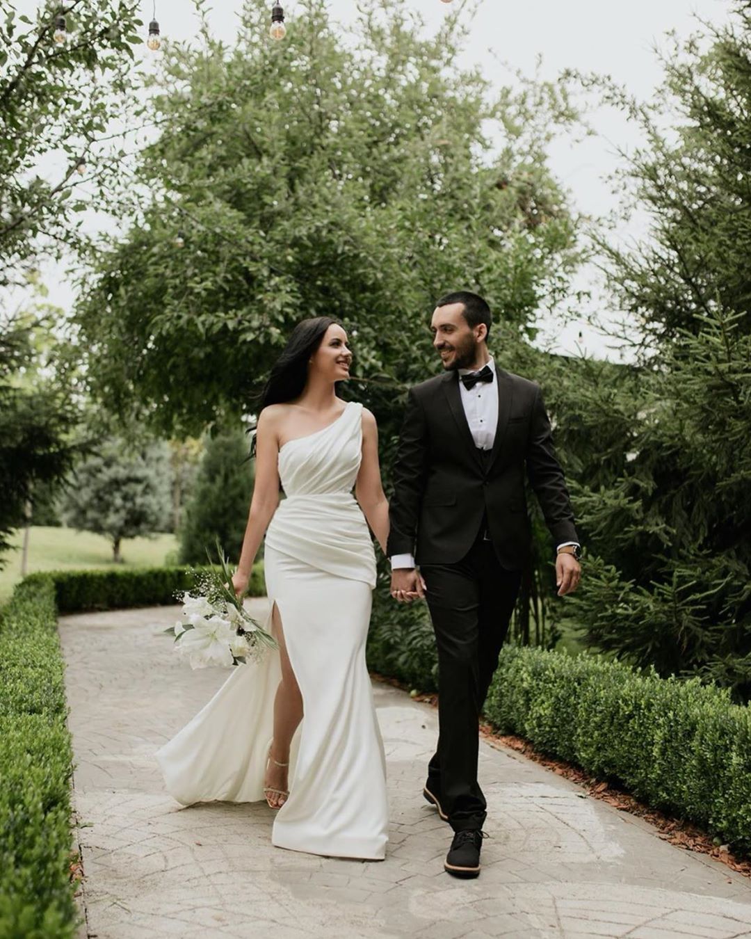 Elegant One Shoulder Wedding Dresses Side Split Satin Pleats Boho Bridal Wedding Gowns Cheap Robe De Mariee