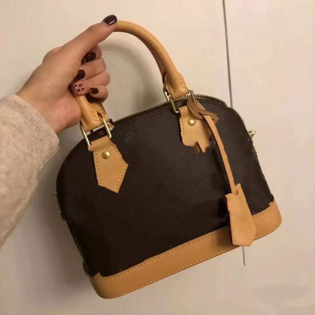 High quality shell bag women's leather handbag flower embossed shoulder belt lock designer handbag cross 25 cm, Black
High quality shell bag women's leather handbag flower embossed shoulder belt lock designer handbag cross 25 cm, Black