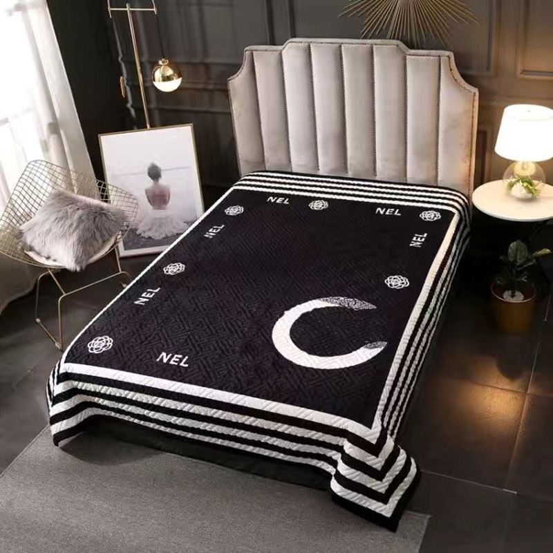2022 Luxury Designer Fashion Blanket Letter Cashmere Blankets Crochet Soft Wool Shawl Portable Warm Plaid Sofa Travel Throw Copertura
2022 Luxury Designer Fashion Blanket Letter Cashmere Blankets Crochet Soft Wool Shawl Portable Warm Plaid Sofa Travel Throw Copertura