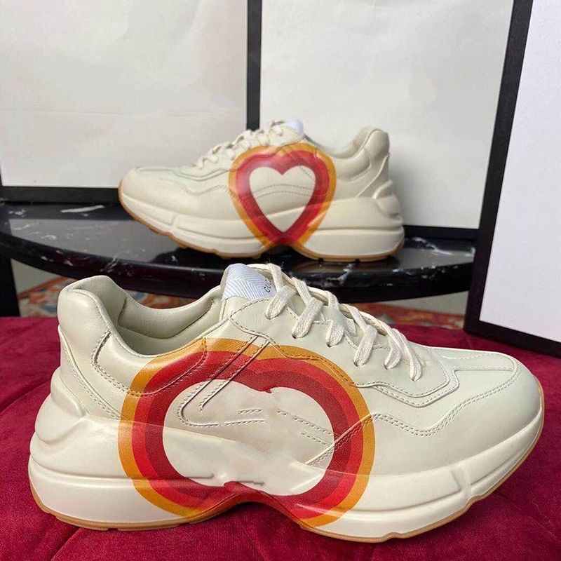 Designer Rhyton Vintage Sneakers Men Women Multicolor Casual Shoes Brand Platform Daddy Sneaker Chaussures Ladies Luxurys Runner Trainers aaa0002
Designer Rhyton Vintage Sneakers Men Women Multicolor Casual Shoes Brand Platform Daddy Sneaker Chaussures Ladies Luxurys Runner Trainers aaa0002