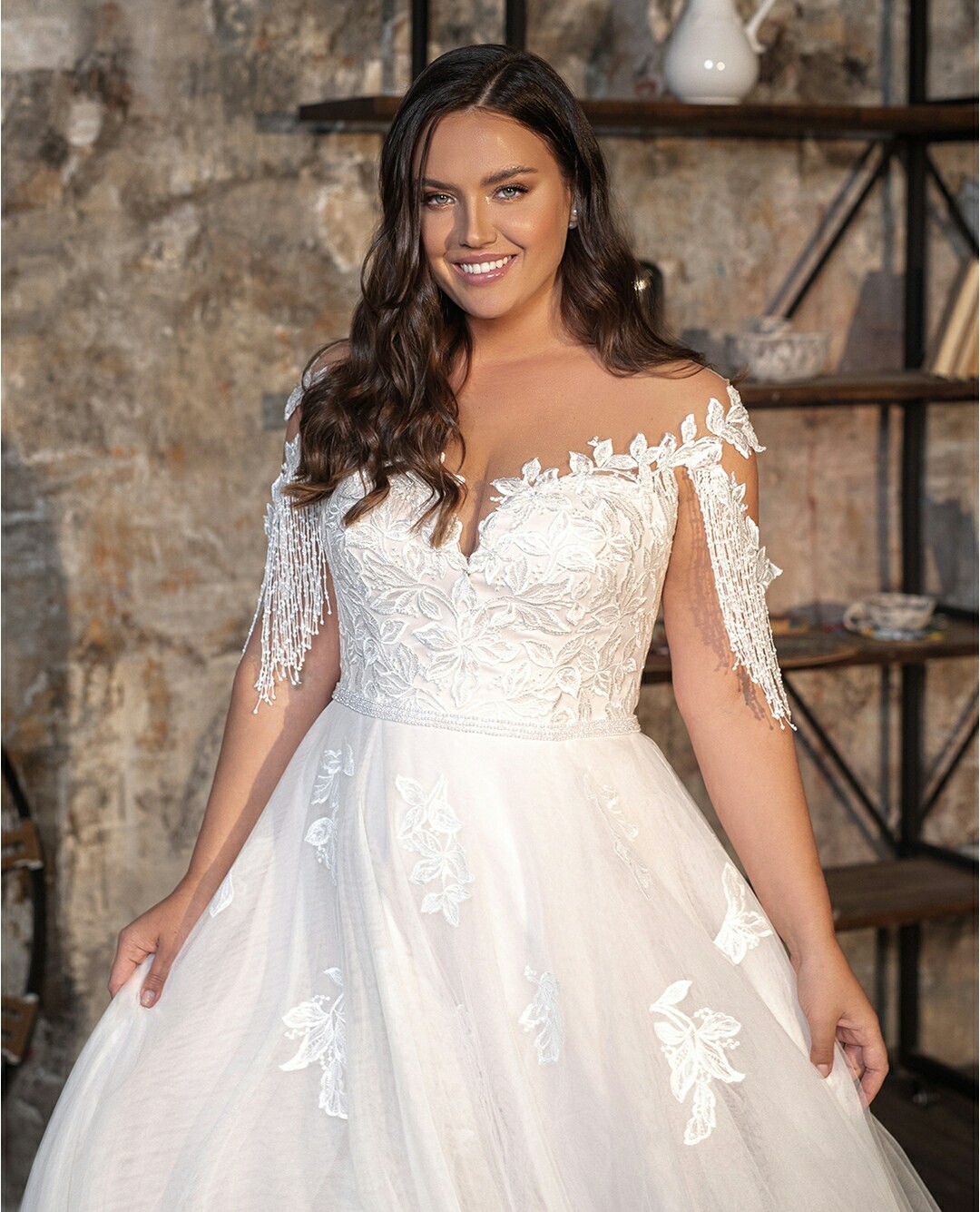 Plus Size A Line Wedding Dresses Sheer V Neck Lace Appliques Bridal Gowns robes de mariée New Fashion