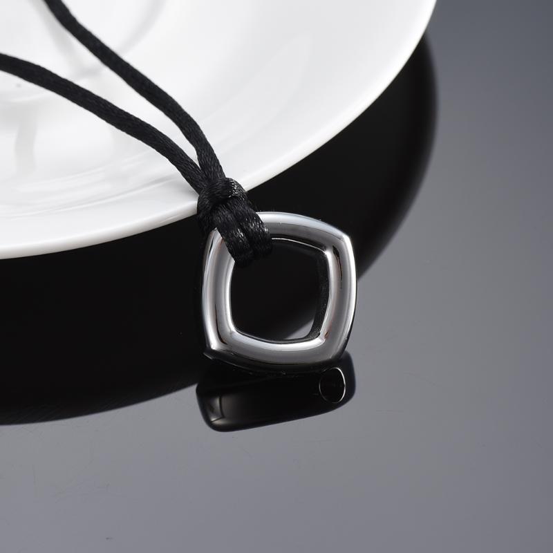 LKJ9947 Steel Tone New Arriving Stainless Steel Jewelry Memorial Urn Necklace for Women, Screw Cremation Pendant Holding Ashes
LKJ9947 Steel Tone New Arriving Stainless Steel Jewelry Memorial Urn Necklace for Women, Screw Cremation Pendant Holding Ashes