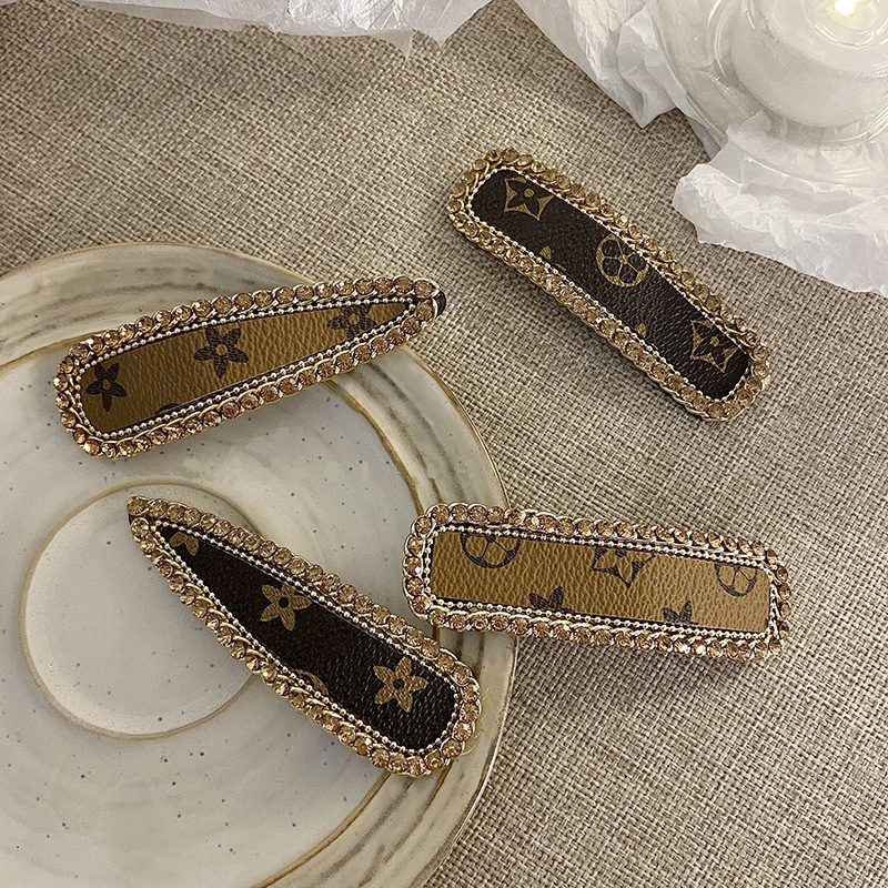 Party gift high-end flash drill edge clip hairpin temperament fashionable broken retro old flower hairpin headwear spot wholesale
Party gift high-end flash drill edge clip hairpin temperament fashionable broken retro old flower hairpin headwear spot wholesale