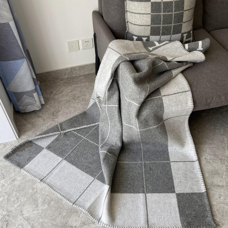 Designer Blanket 8 Colors Wool Letter Blankets Home Textiles Shawl Cashmere Fashion Quilt Accessories
Designer Blanket 8 Colors Wool Letter Blankets Home Textiles Shawl Cashmere Fashion Quilt Accessories