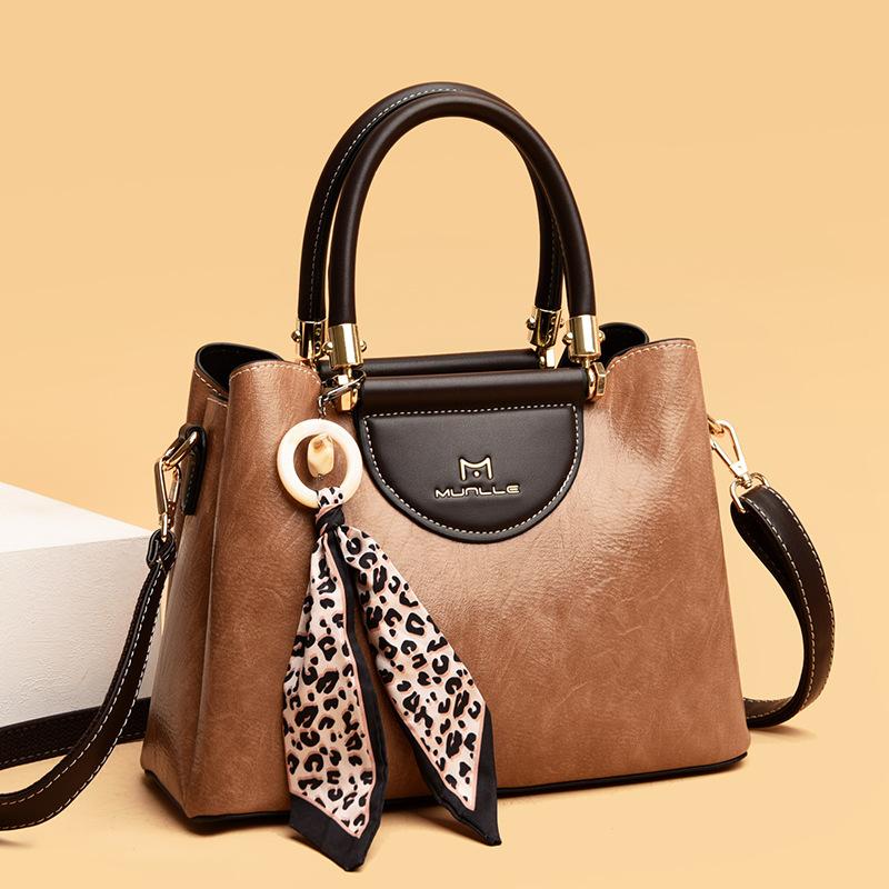 2021 black women's handbag large elegant leather crossbody shoulder bag bow pendant ladies luxury designer handbag
2021 black women's handbag large elegant leather crossbody shoulder bag bow pendant ladies luxury designer handbag