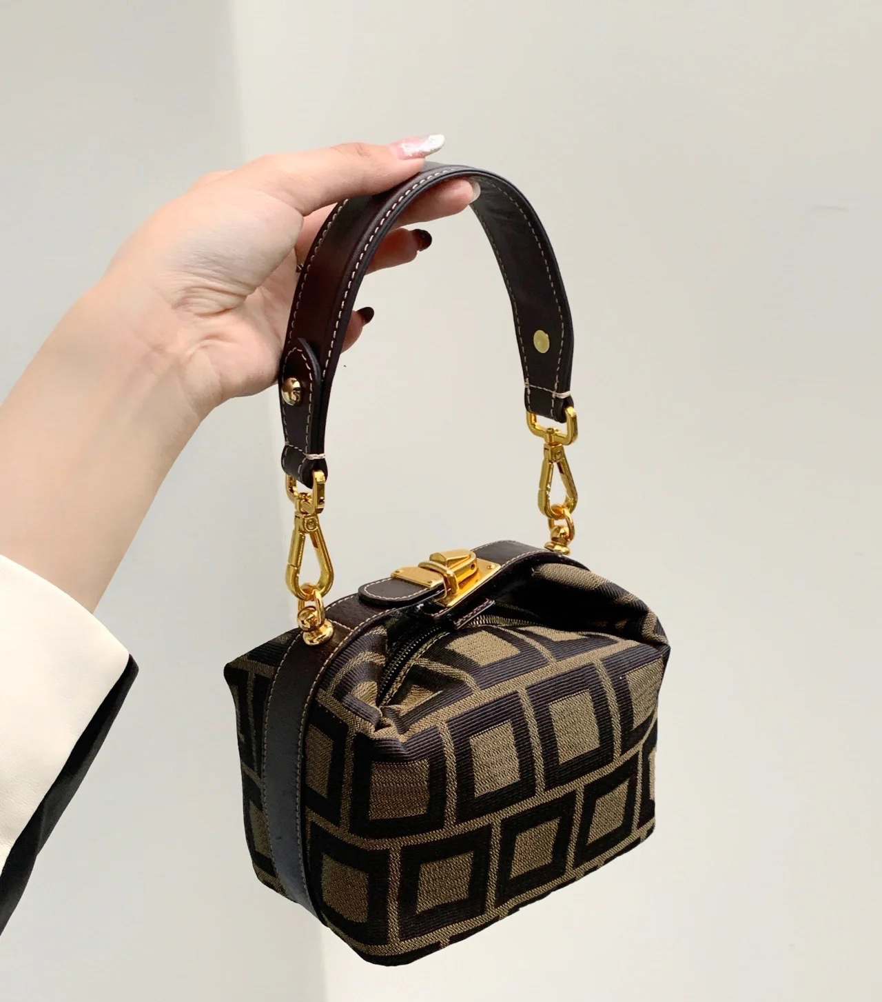 lvs handbag new fashionable Makeup Bag Women Handbag Old Flower Make Up Bag Designer Pouch Fashion Designers Cosmetic Bags 7XSL, Hot
lvs handbag new fashionable Makeup Bag Women Handbag Old Flower Make Up Bag Designer Pouch Fashion Designers Cosmetic Bags 7XSL, Hot