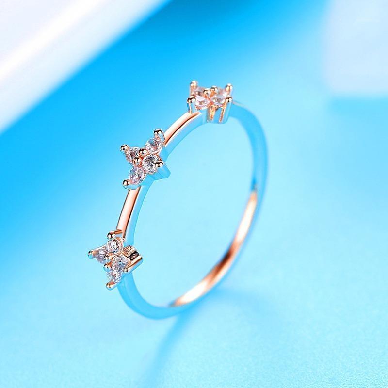 Silver Color Zircon Ladies Ring Ladies Exquisite Jewelry Plum Ring Classic Simple Hot Party Party Girl Gift1
Silver Color Zircon Ladies Ring Ladies Exquisite Jewelry Plum Ring Classic Simple Hot Party Party Girl Gift1