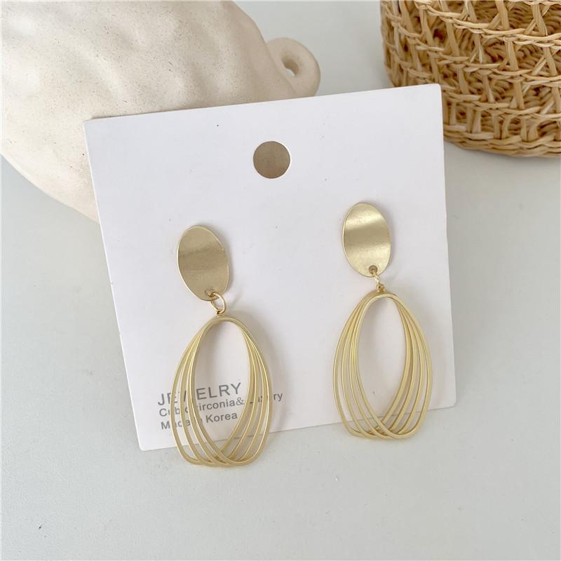 Ins style exaggerated matte gold earrings hollow out European and American metal simple personality earrings female
Ins style exaggerated matte gold earrings hollow out European and American metal simple personality earrings female