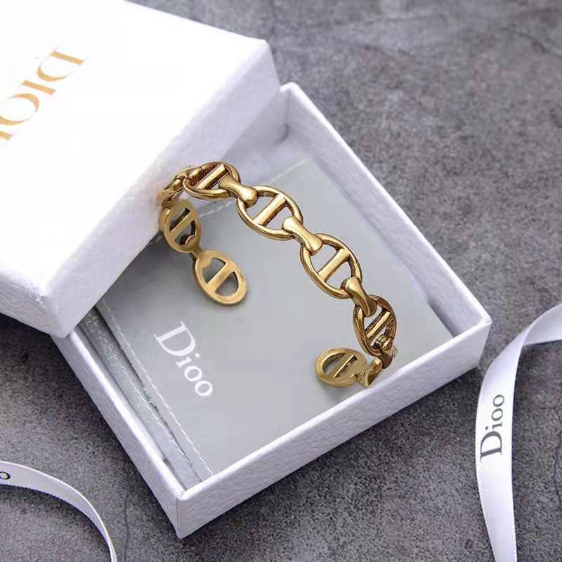 2021 NEW designer jewelry D family / di family new style letter Bracelet temperament fashion women's bracelet brass material
2021 NEW designer jewelry D family / di family new style letter Bracelet temperament fashion women's bracelet brass material