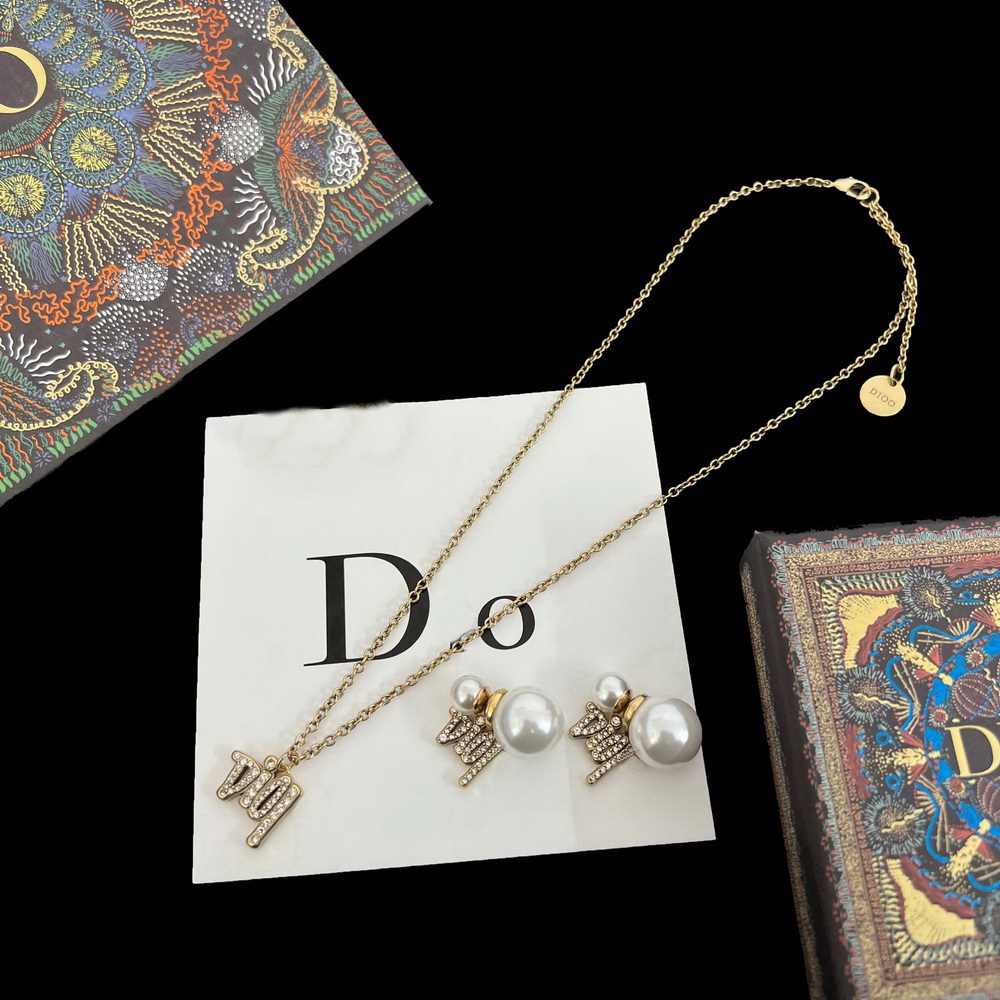 Retro D letter necklace women's light luxury niche mini earrings brass material silver needle pearl earrings
Retro D letter necklace women's light luxury niche mini earrings brass material silver needle pearl earrings