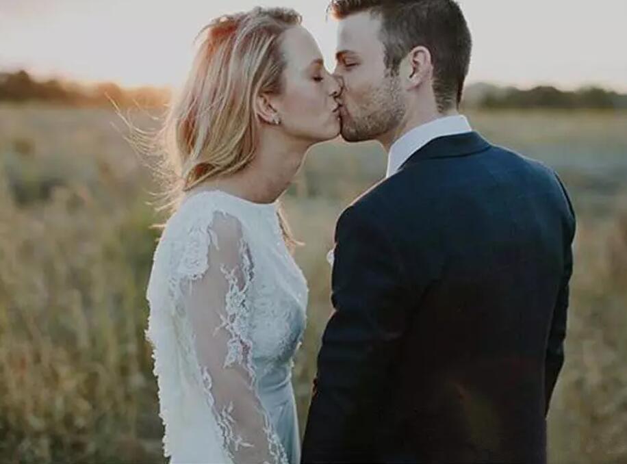 2021 Sexy Backless Mermaid Wedding Dresses Sheer Long Sleeves Country Boho Style Beach Bridal Gowns Split Front Lace Engagement Dresses