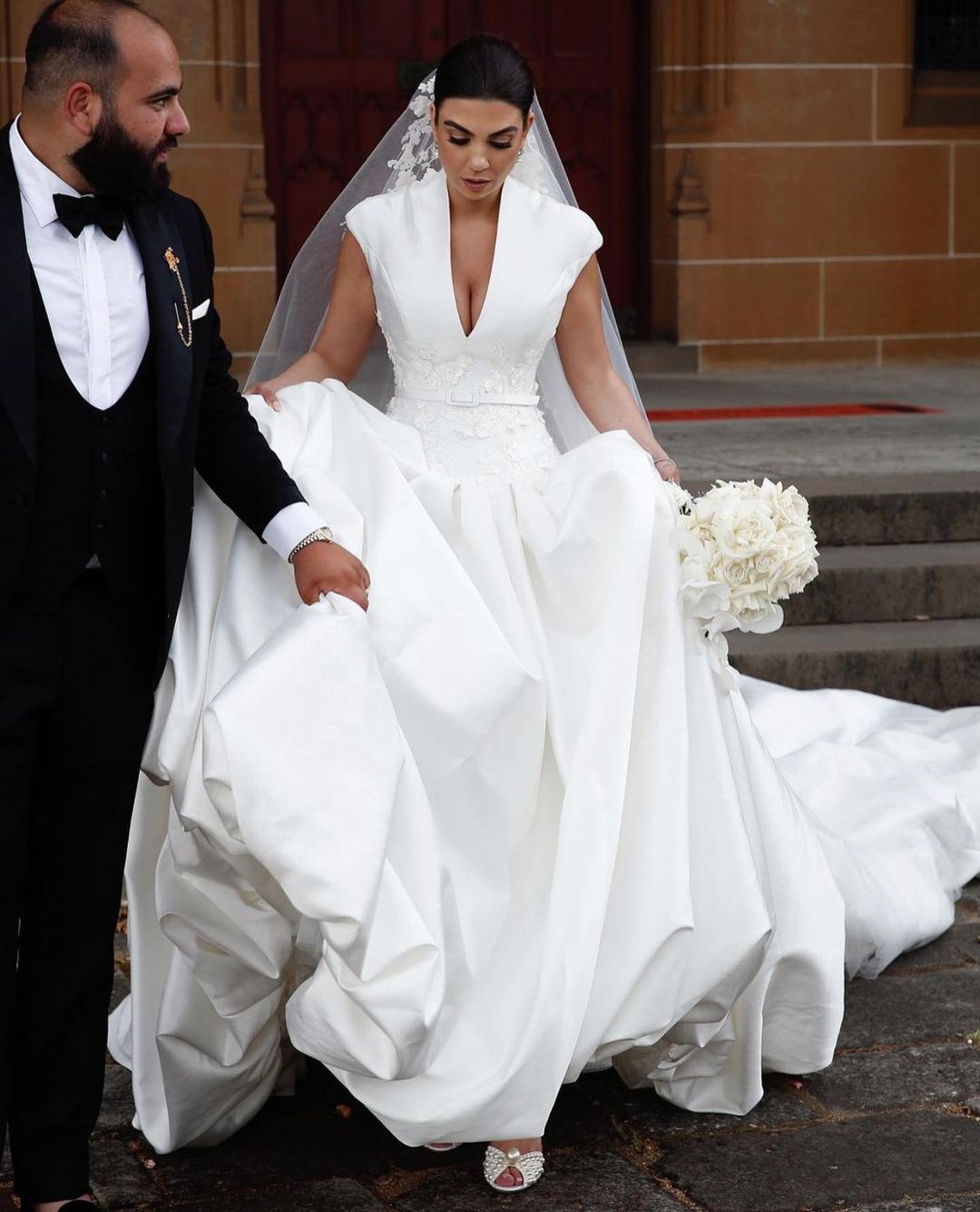 Wedding Stunning Appliqued Dresses Deep V Neck A Line Plus Size Sequined Bridal Gowns Court Train Satin Robe De Marie