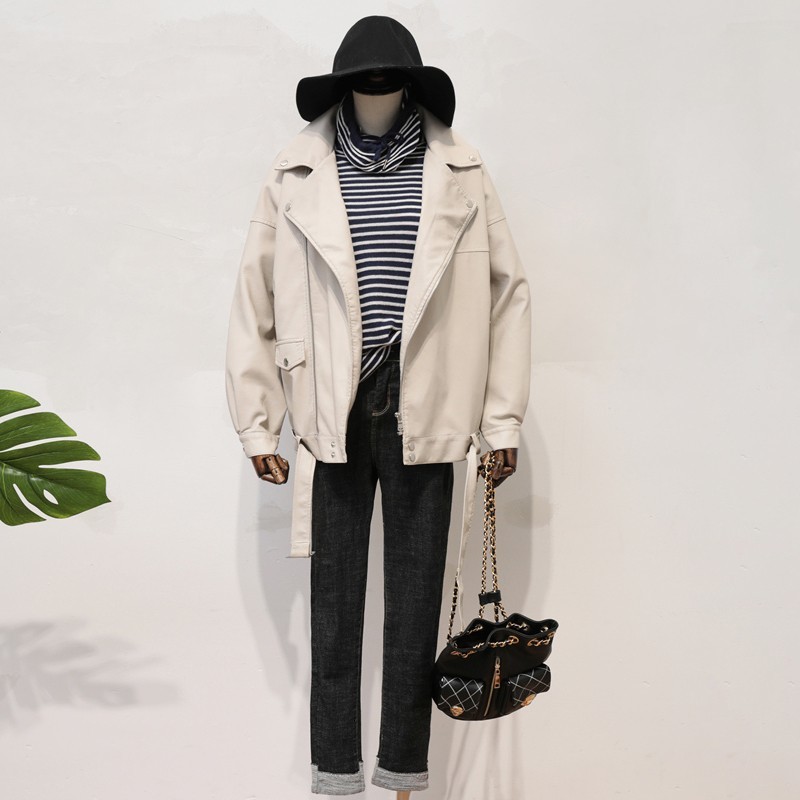 2021 New Female Autumn Loosed in False Soft Leather with Belt Turn Down Collar Black Jacket 8DOS
2021 New Female Autumn Loosed in False Soft Leather with Belt Turn Down Collar Black Jacket 8DOS
