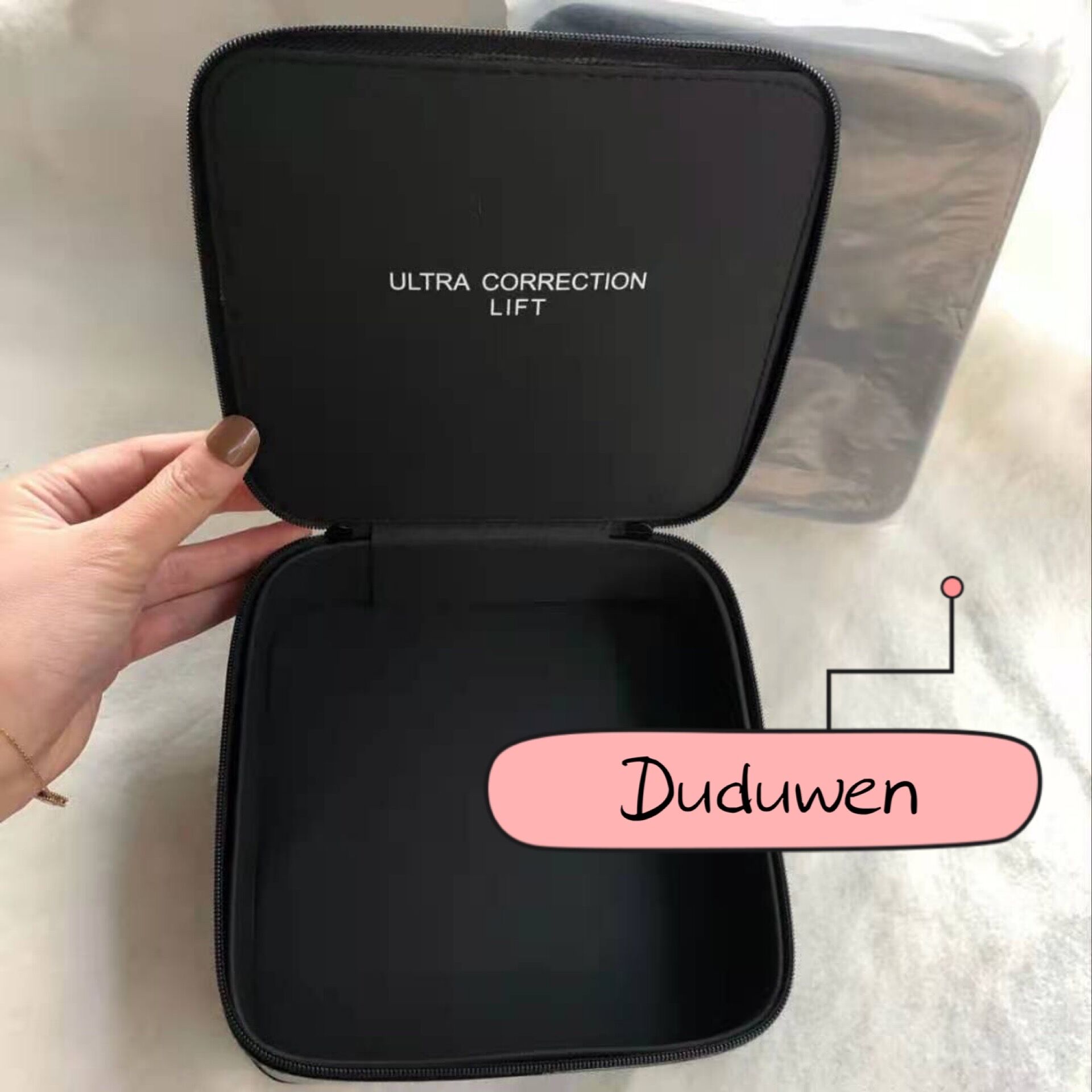 15X15X4.5cm fashion Organizer jewelry box circel 2C pattern glossy storage case classic letter makeup comsetics storage bag, Black
15X15X4.5cm fashion Organizer jewelry box circel 2C pattern glossy storage case classic letter makeup comsetics storage bag, Black