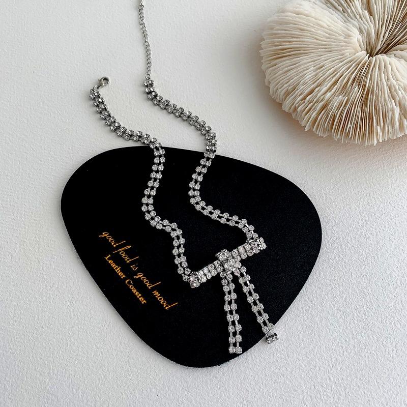 Chokers TIMEONLY Delicate Bling Rhinestones Bowknot Choker Necklaces Korean Style Elegant Necklace For Women Lady Wedding Jewelry
Chokers TIMEONLY Delicate Bling Rhinestones Bowknot Choker Necklaces Korean Style Elegant Necklace For Women Lady Wedding Jewelry