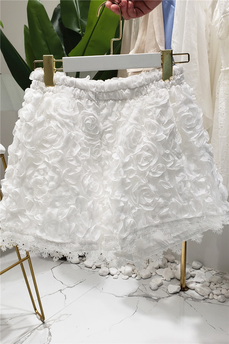 White Lace Hot Pants for Women 2020 Summer New Lace Stitching ThreeDimensional Flowers WideLeg Short Pants Girls Students Pant T200422