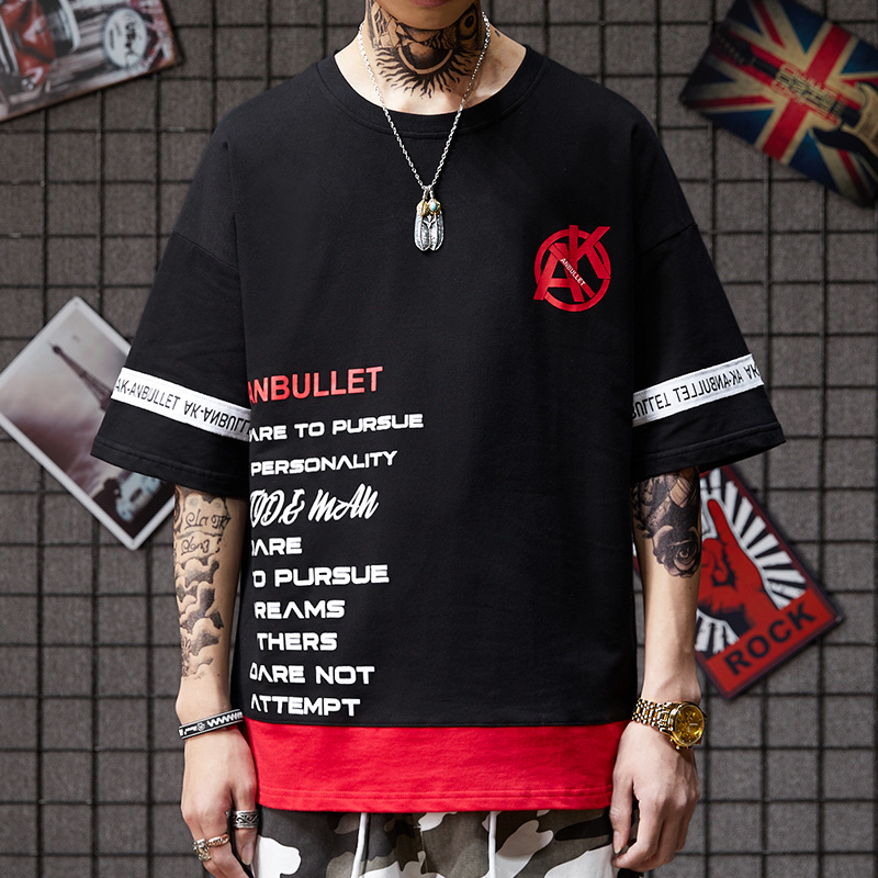 Two fake T-shirts on the back of the seven-minute sleeve of men in the trendy oversize loose hip-hop dance tees
Two fake T-shirts on the back of the seven-minute sleeve of men in the trendy oversize loose hip-hop dance tees