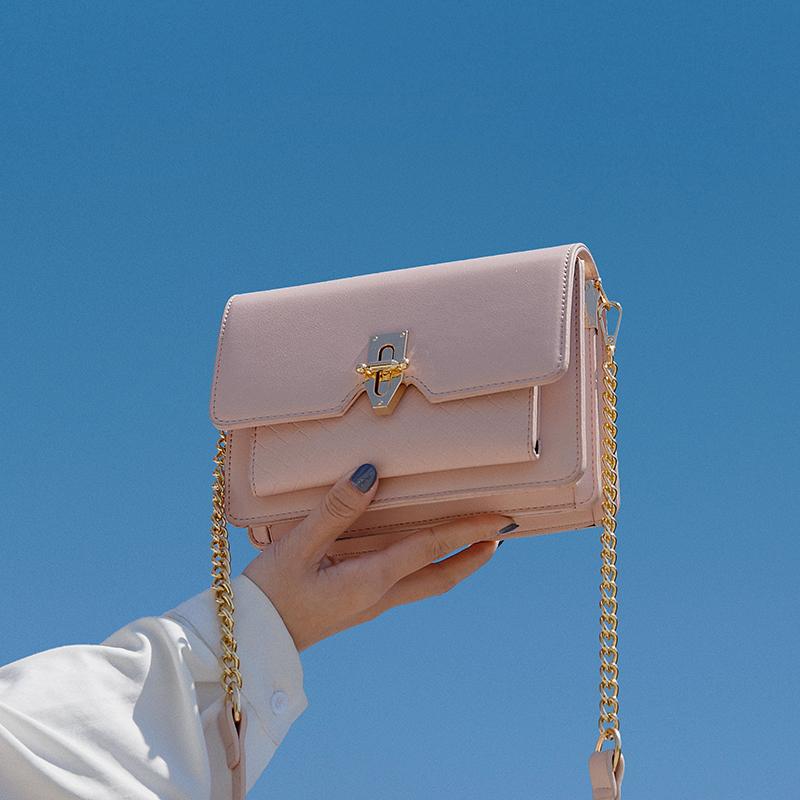 On the new small bag women's bag 2021 new fashion chain single-shoulder versatile texture of western style cross-body small, Beige
On the new small bag women's bag 2021 new fashion chain single-shoulder versatile texture of western style cross-body small, Beige
