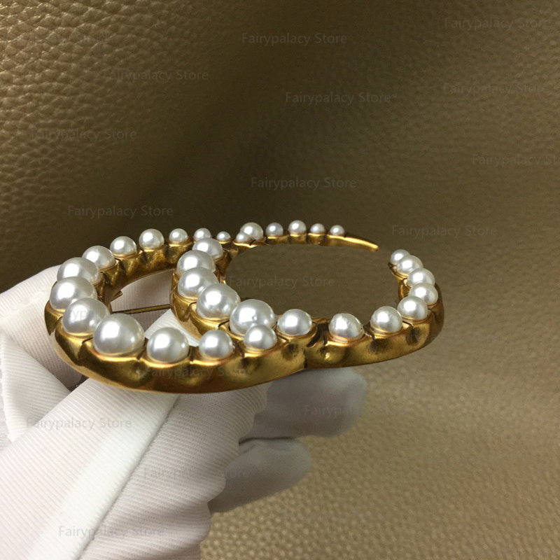New Product Launch Pearl Designer Letter Brooch Charm Lady Jewelry Lady Pin Party Gift Chest