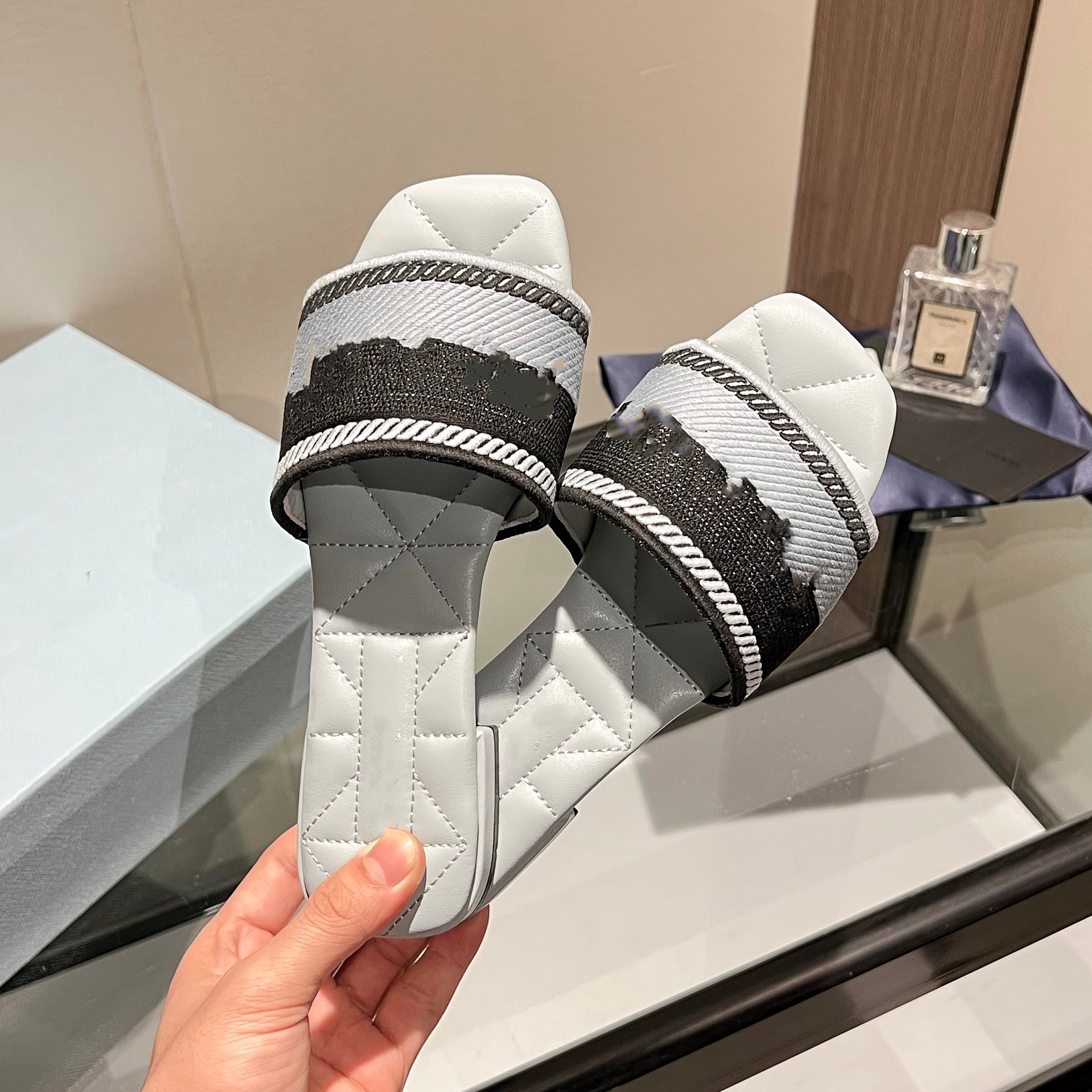 Fashion Slippers Womens Summer Sandals Ladies Flip Flops Loafers Black White Pink Slides Indoor Beach Shoes Home With Box
Fashion Slippers Womens Summer Sandals Ladies Flip Flops Loafers Black White Pink Slides Indoor Beach Shoes Home With Box