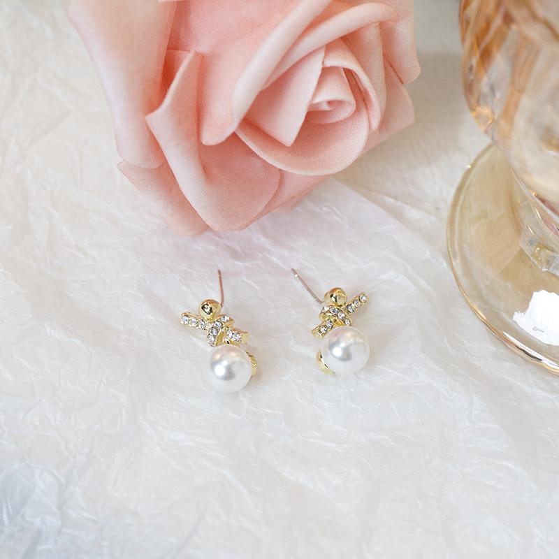 Needles Korean Temperament Pearl Bow Earrings Ladies Simple Net Red with Small Knotted Earrings
Needles Korean Temperament Pearl Bow Earrings Ladies Simple Net Red with Small Knotted Earrings