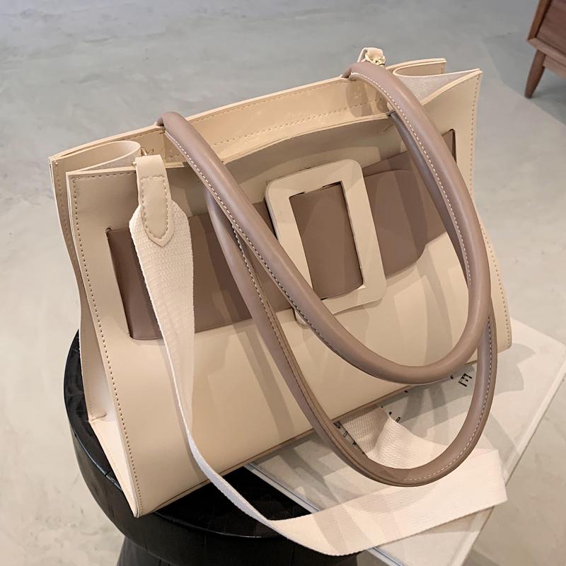 Fashion large-capacity atmospheric tote bag 2021 new shoulder bag women's designer autumn and winter travel messenger, Black with beige
Fashion large-capacity atmospheric tote bag 2021 new shoulder bag women's designer autumn and winter travel messenger, Black with beige