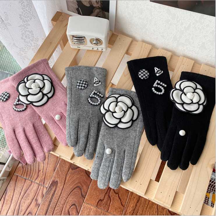 2020 Winter New Cashmere Gloves Small Fragrance Pearl 5 Word Camellia Flower Finger Touch Screen Thickening Cycling Warm Gloves
2020 Winter New Cashmere Gloves Small Fragrance Pearl 5 Word Camellia Flower Finger Touch Screen Thickening Cycling Warm Gloves