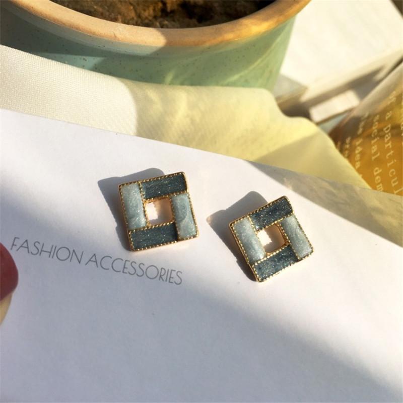 Fashion Square hollow blue/White Alternate metal Stud Earrings For Women Jewlery Simple Female Oorbellen Aretes De Mujer
Fashion Square hollow blue/White Alternate metal Stud Earrings For Women Jewlery Simple Female Oorbellen Aretes De Mujer
