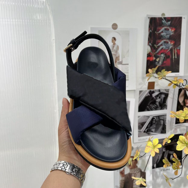Designer men's and women's sandals rubber slippers down slippers jelly cross adjustable buckle candy colored slppers summer beach 35-45, Black
Designer men's and women's sandals rubber slippers down slippers jelly cross adjustable buckle candy colored slppers summer beach 35-45, Black